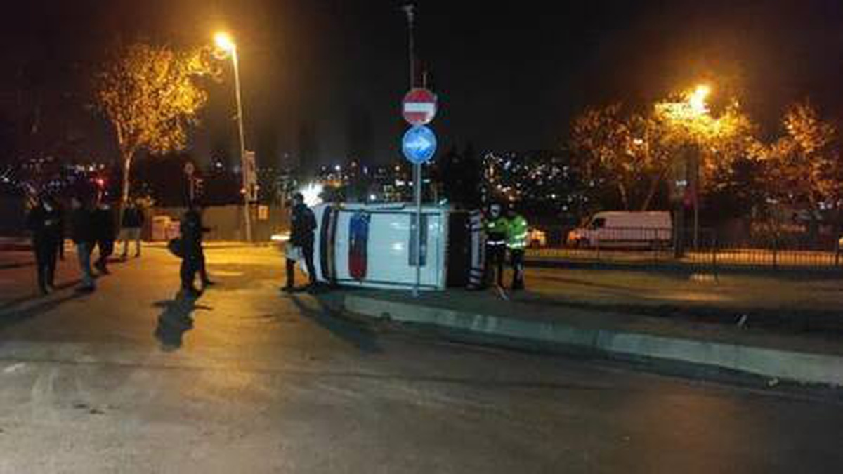 Son dakika haberi! Eyüpsultan\'da otomobil polis otosuna çarptı: 2\'si polis 3 yaralı