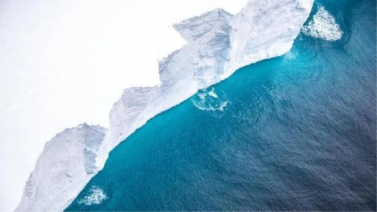 İngiliz donanması Atlantik Okyanusu\'nda yüzen en büyük buzulu görüntüledi