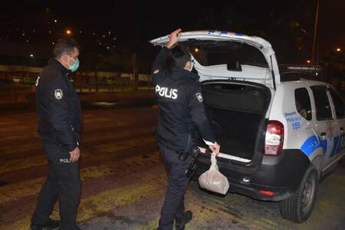 İzmir polisi, kısıtlamada sokak hayvanlarını unutmadı