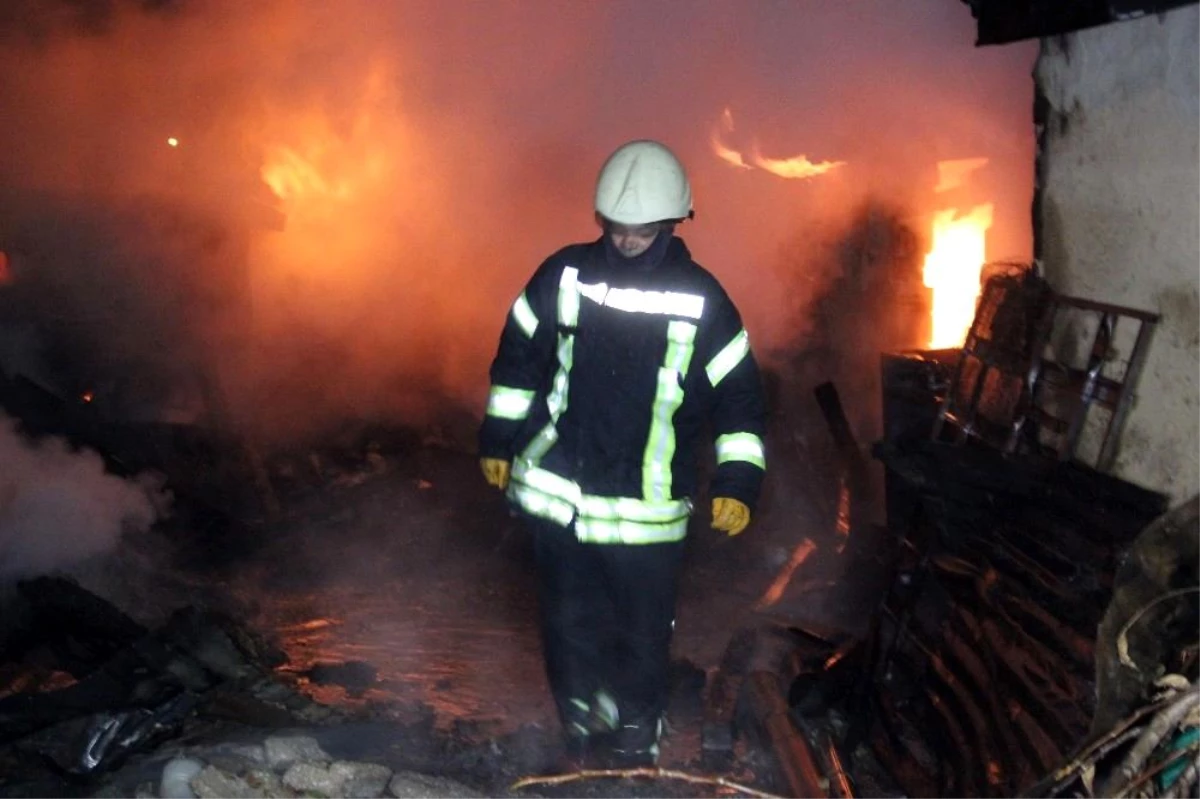 Son dakika haberleri... Kazan dairesinde başlayan yangında alevler eve sıçradı