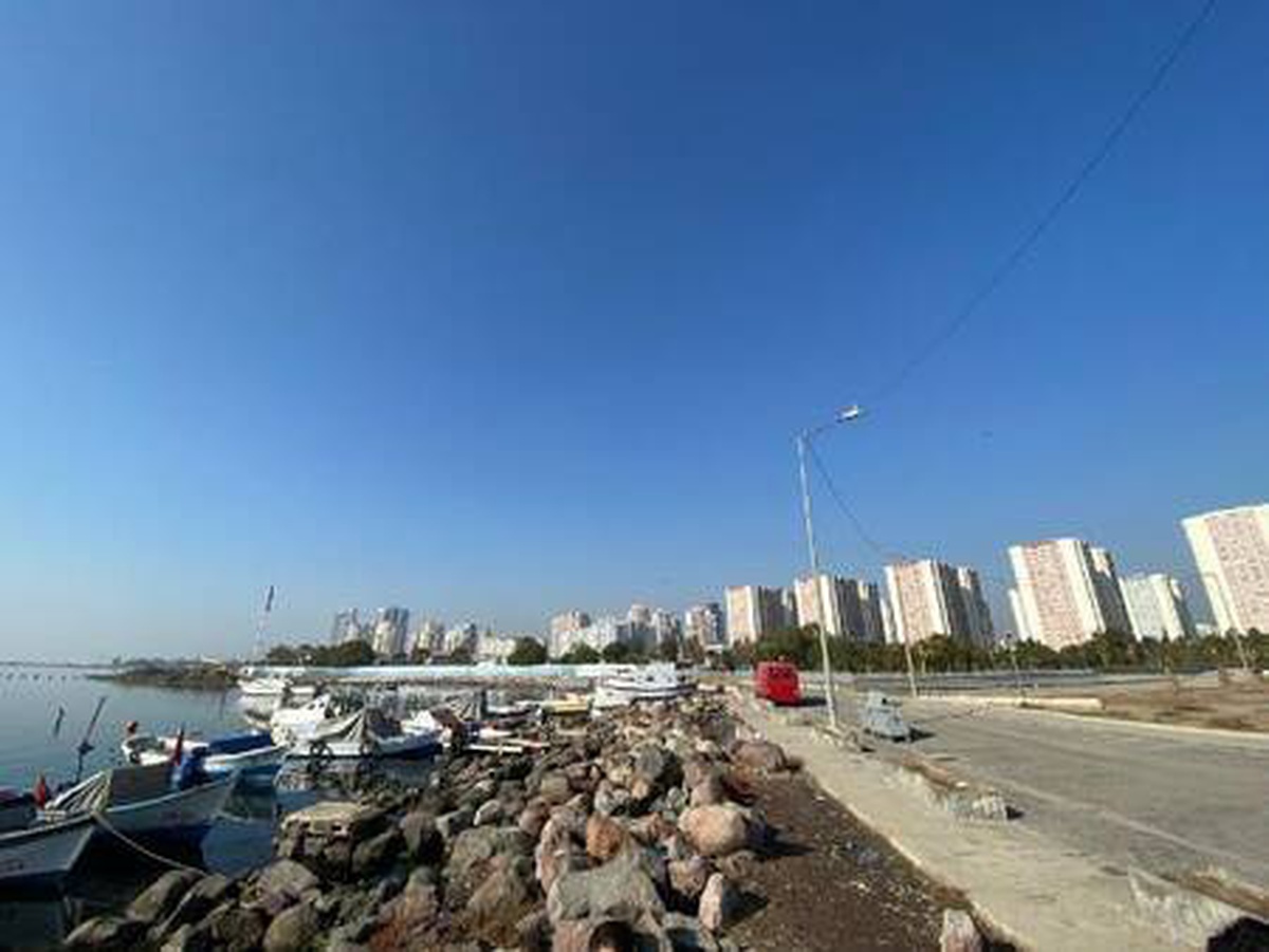 Kısıtlamanın son gününde İzmir\'in boş meydanları havadan görüntülendi