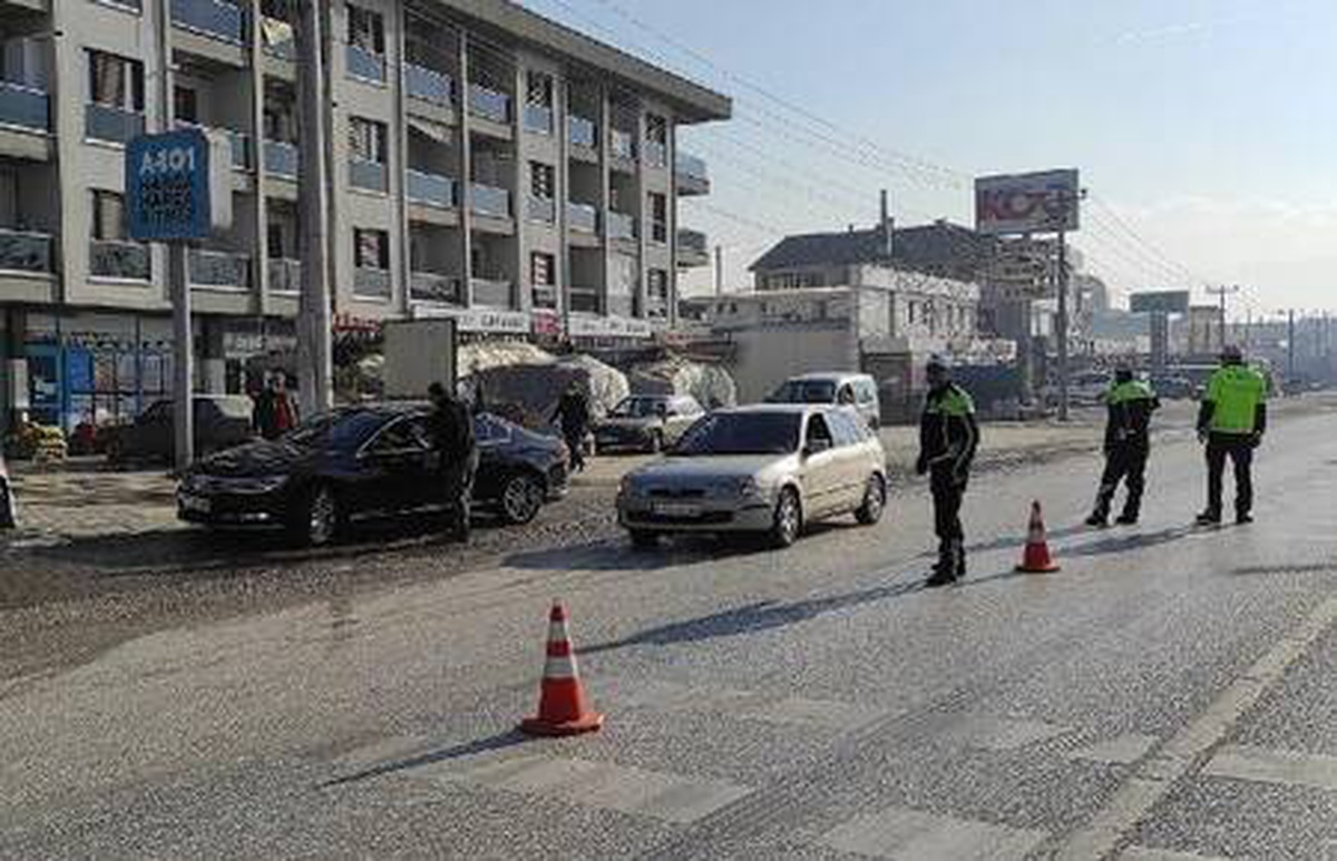 Kısıtlamaya uymadılar, ceza yazılmaması için polisi ikna etmeye çalıştılar
