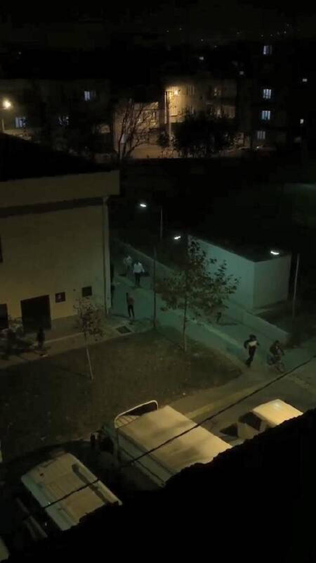 Kısıtlamayı ihlal eden grup, polise \'gel gel\' diye bağırarak ara sokaklara kaçtı