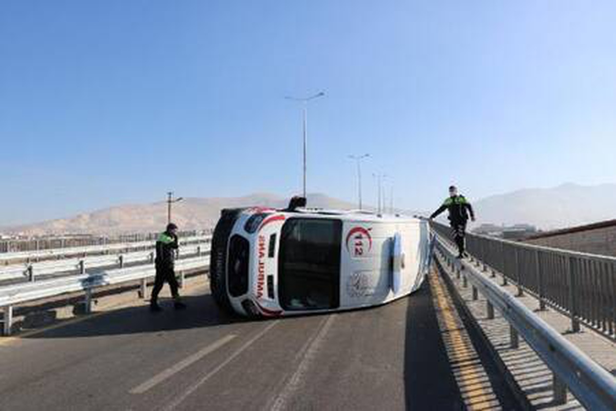 Koronavirüs hastasına giden ambulans kaza yaptı: 3 yaralı