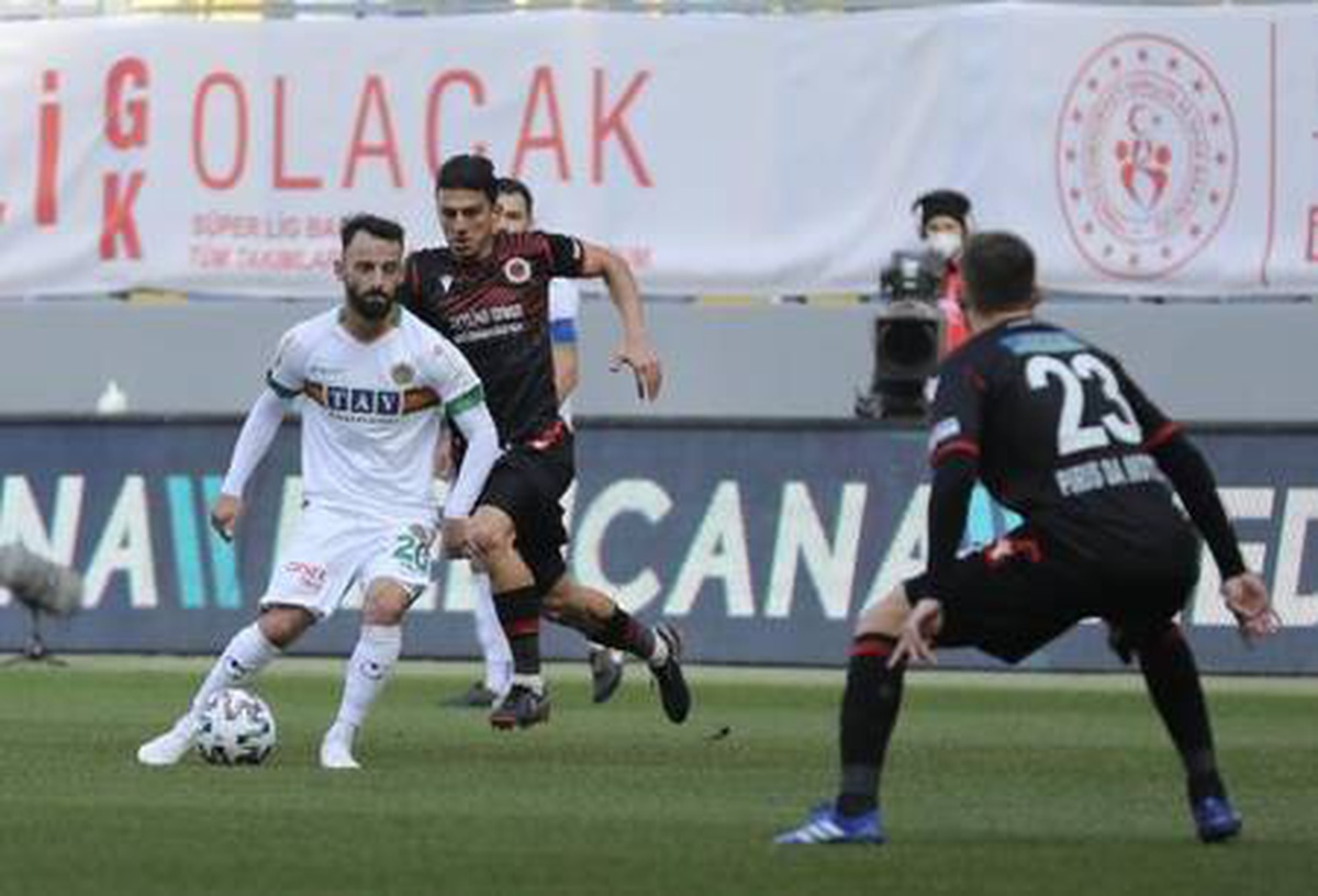 Ligdeki ilk mağlubiyetini alan Alanyaspor, gözünü Göztepe maçına çevirdi