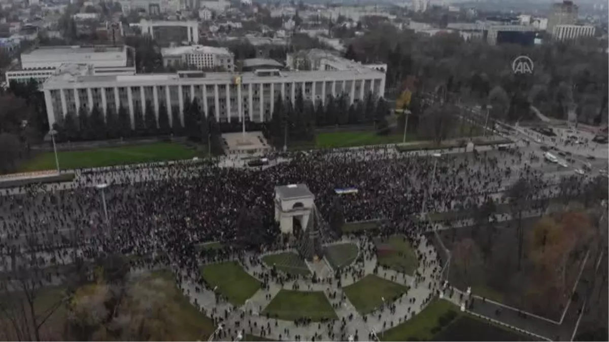 Moldova\'da cumhurbaşkanın yetkilerini kısıtlayan yasa protesto edildi