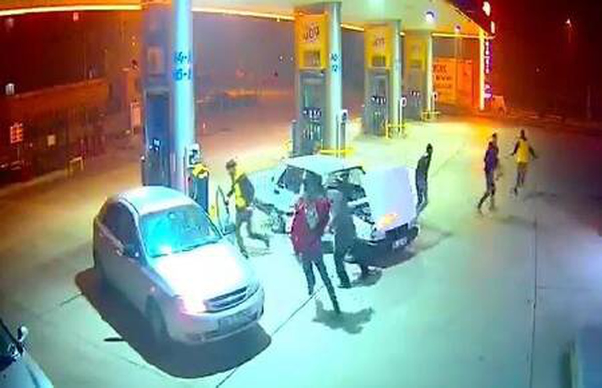 Son dakika gündem: Otomobil akaryakıt istasyonunda alev aldı, panik anları kamerada