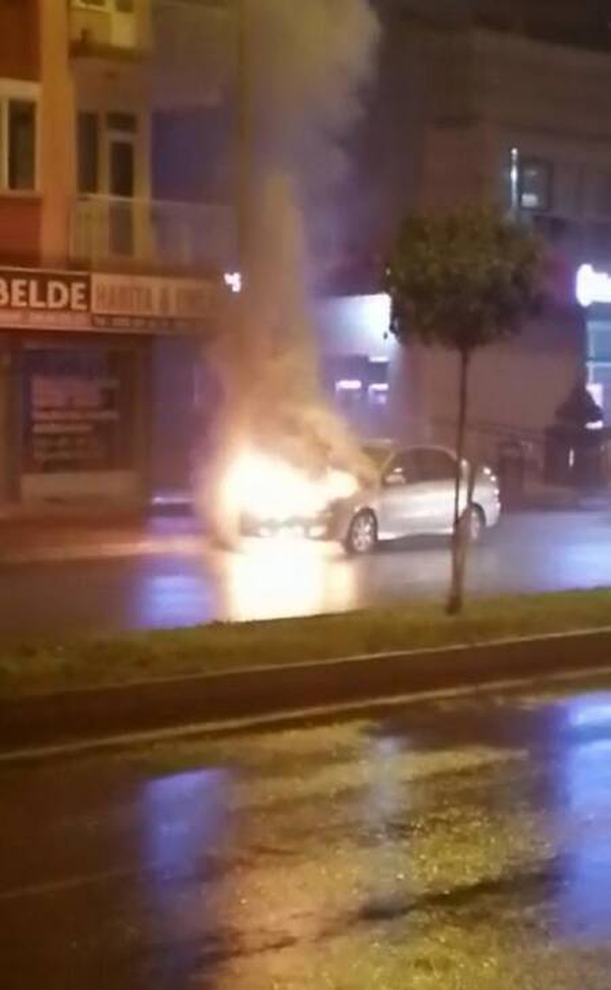 Park halindeki otomobil alev alev yandı