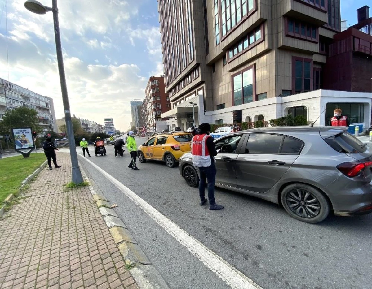 Polis ekipleri, İETT otobüsünde izin belgesi kontrolü yaptı