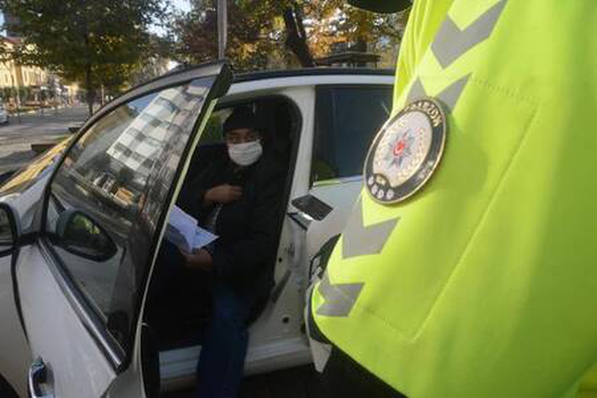 Polisin kısıtlamada sokağa çıkan Kuveytliyi anlama çabası