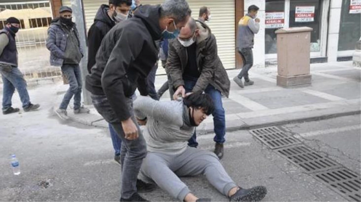 Şanlıurfa\'da zihinsel engelli genç, polis aracını tekmeleyip memura yumruk attı