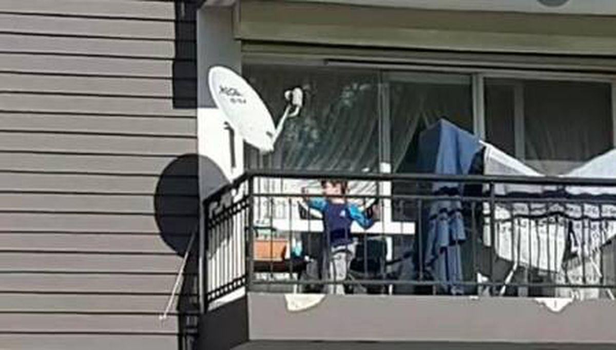Son dakika haberleri... Sokağa çıkamayan çocukların balkondan oyun arkadaşlığı