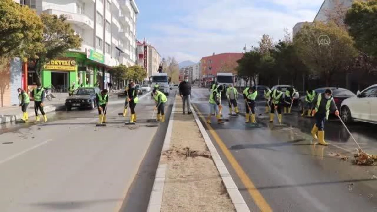 Sokaklar boşalınca belediye yollarda temizlik yaptı