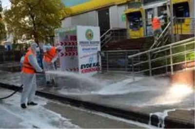 Üç bin kişinin karantinada olduğu ilçede caddeler yıkanıyor Üç bin kişinin karantinada olduğu ilçede caddeler yıkanıyor