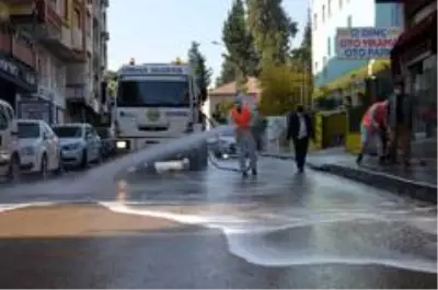 Üç bin kişinin karantinada olduğu ilçede caddeler yıkanıyor Üç bin kişinin karantinada olduğu ilçede caddeler yıkanıyor