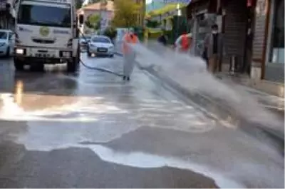 Üç bin kişinin karantinada olduğu ilçede caddeler yıkanıyor Üç bin kişinin karantinada olduğu ilçede caddeler yıkanıyor