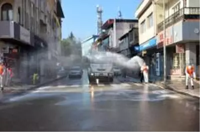 Üç bin kişinin karantinada olduğu ilçede caddeler yıkanıyor Üç bin kişinin karantinada olduğu ilçede caddeler yıkanıyor