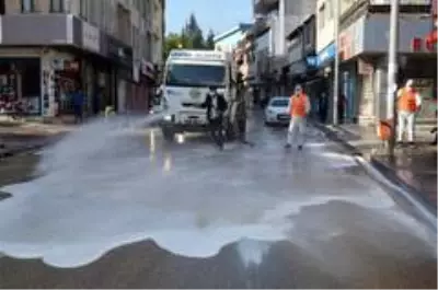 Üç bin kişinin karantinada olduğu ilçede caddeler yıkanıyor Üç bin kişinin karantinada olduğu ilçede caddeler yıkanıyor