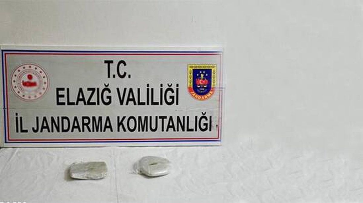 Uyuşturucu tacirinin "Bel ağrısı için takıyorum" dediği korsenin içinden 780 gram esrar çıktı