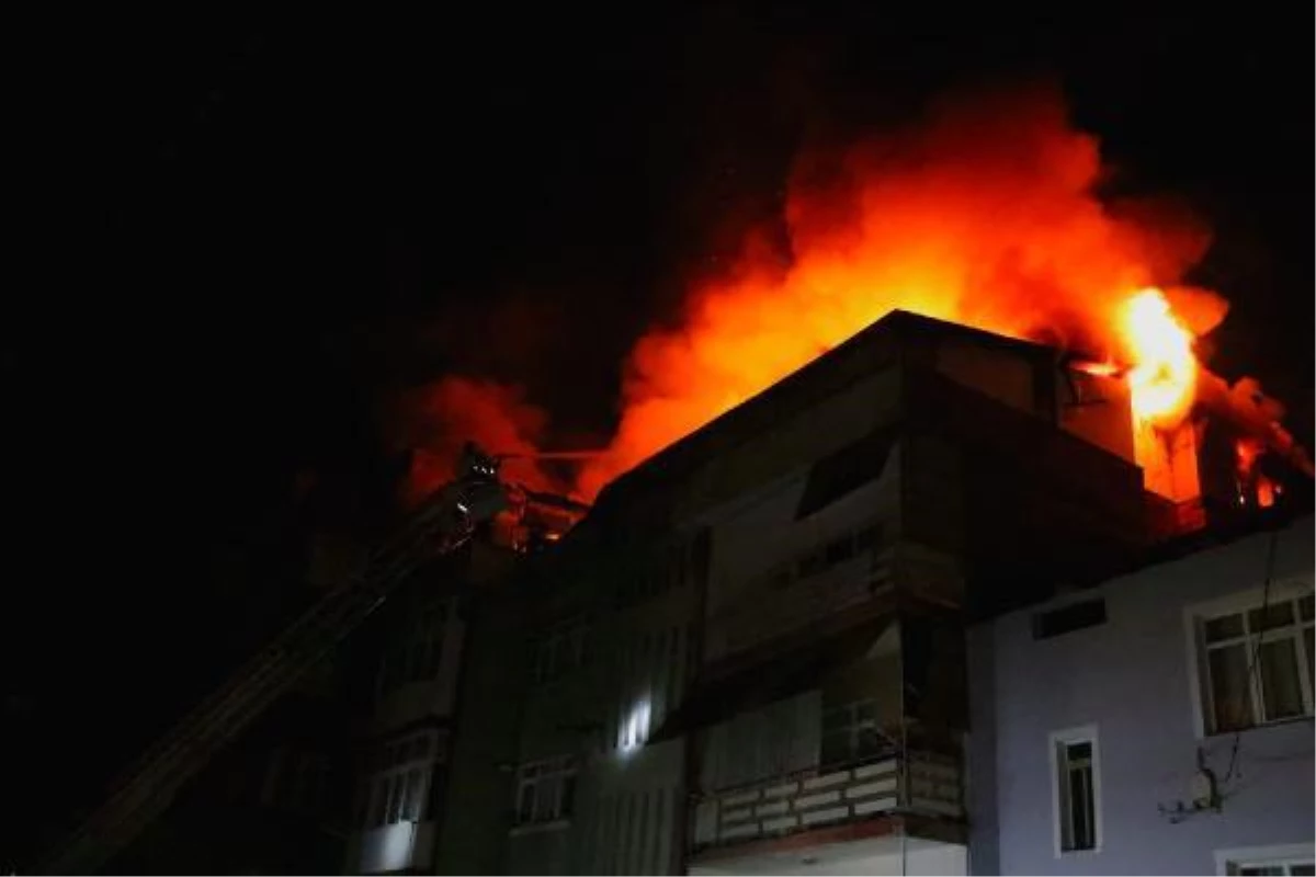 Son dakika haberi! 4 katlı binanın çatısında yangın