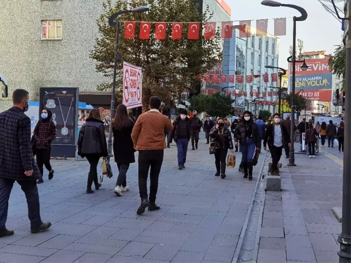 400 kişi ile sınırlandırılan caddede yoğunluk gözlemlendi