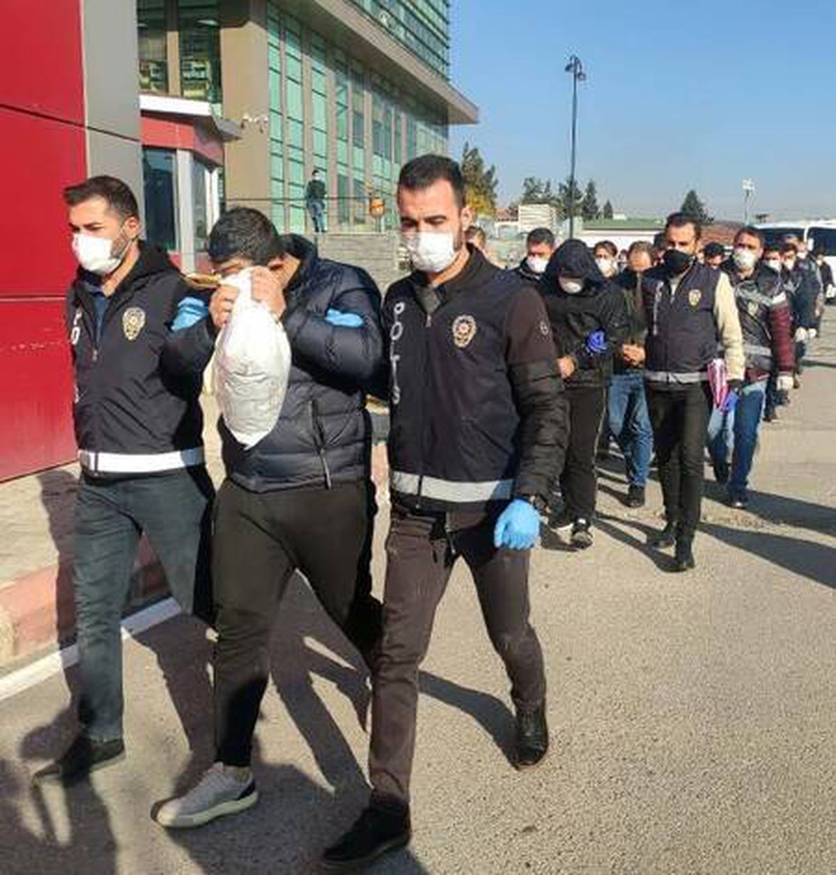 41 ilde 82 kişiyi dolandıran şüpheliler adliyede