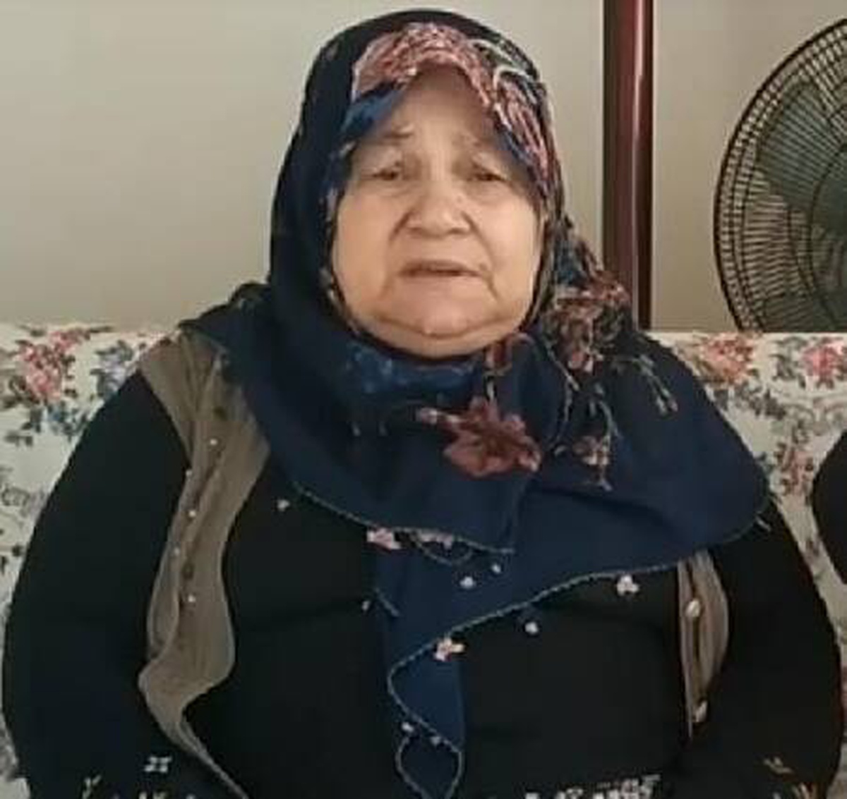 Anne ve oğlu karantinada saz çalıp, türkü söylüyor