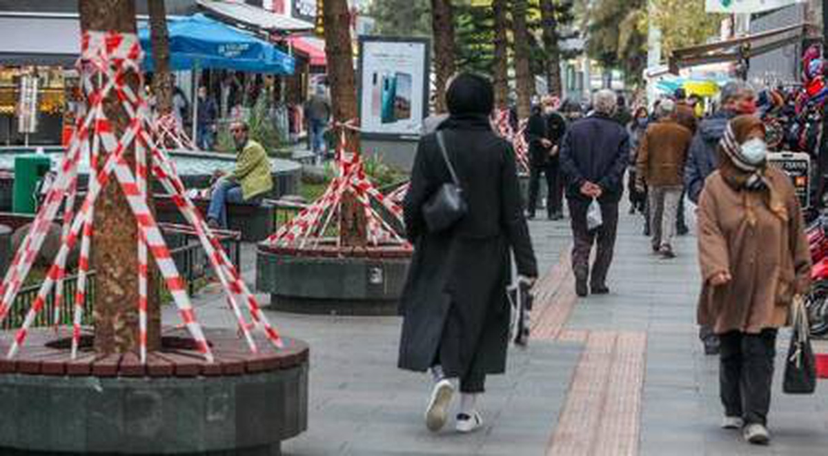 Antalya\'da kişi sınırlaması getirilen caddeye, bariyerleri aşıp giriyorlar