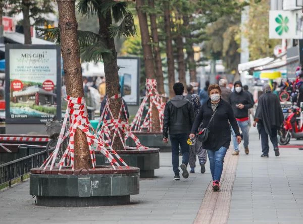 Antalya'da kişi sınırlaması getirilen caddeye, bariyerleri aşıp giriyorlar
