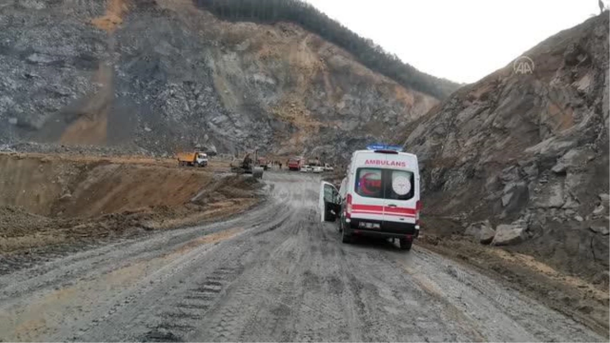 Son dakika haber... Arnavutköy\'de bir taş ocağında toprak kayması nedeniyle göçük oluştu 2 işçi hayatını kaybetti (2)