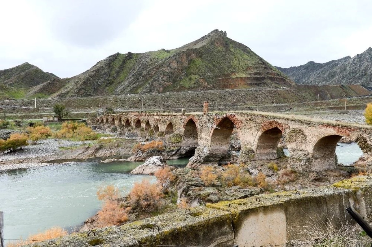 Azerbaycan bayrağı dikilen tarihi Hudaferin Köprüsü görüntülendi