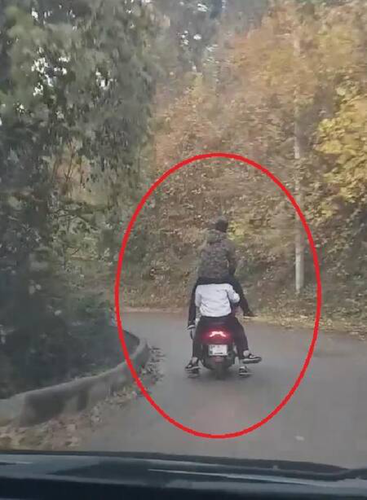 Bir motosiklette 5 gencin tehlikeli yolculuğu kamerada