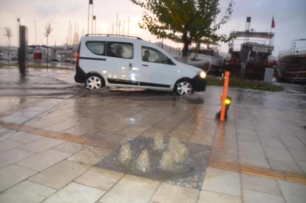 Bodrum'da sağanak; cadde ve sokaklar göle döndü