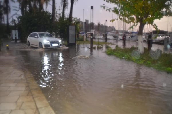 Bodrum'da sağanak; cadde ve sokaklar göle döndü