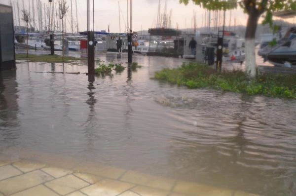 Bodrum'da sağanak; cadde ve sokaklar göle döndü