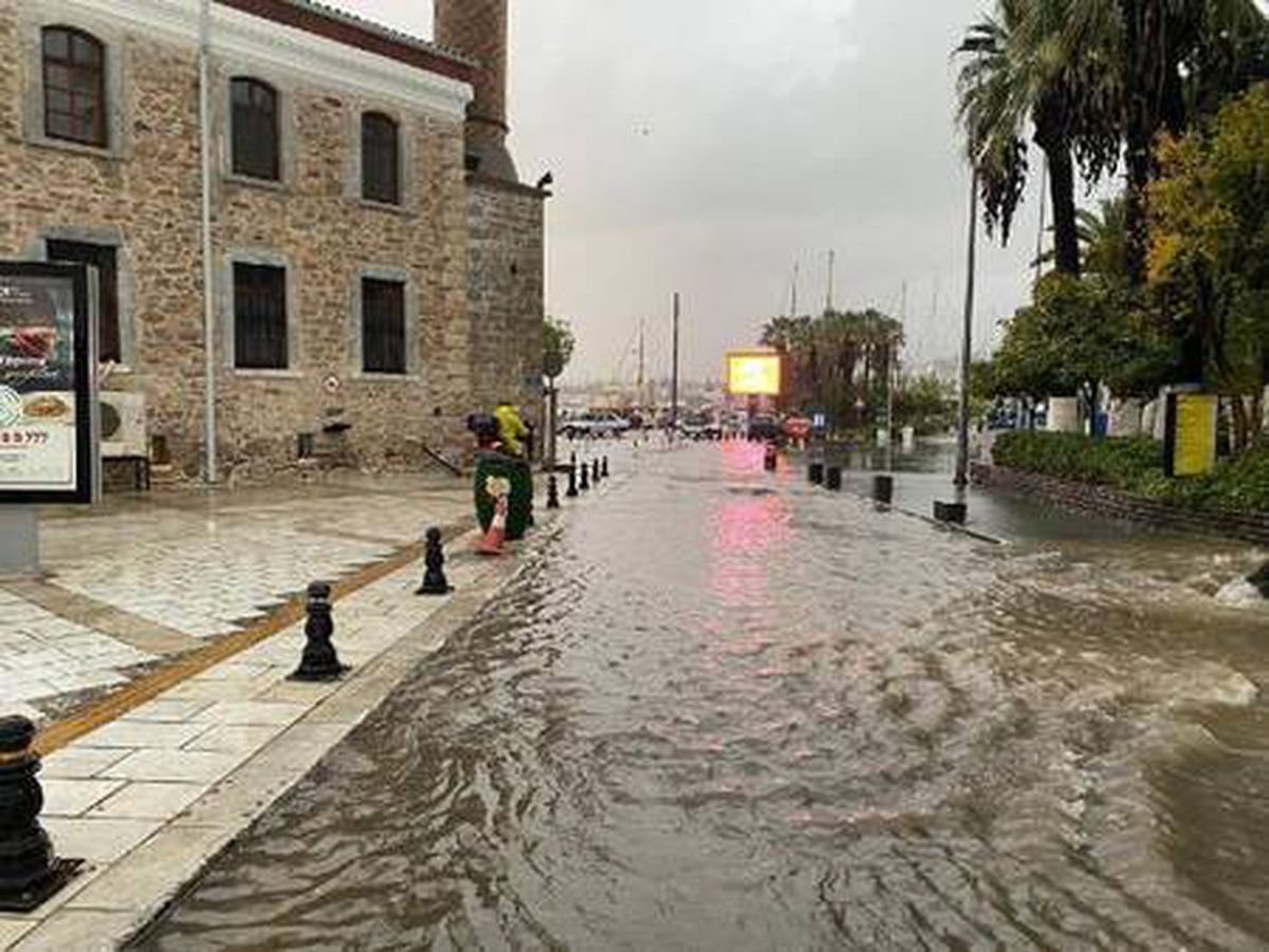 Bodrum\'da sağanak; cadde ve sokaklar göle döndü
