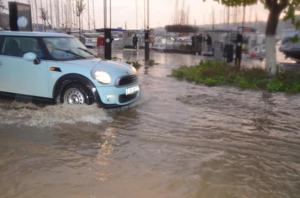 Bodrum'da sağanak; cadde ve sokaklar göle döndü