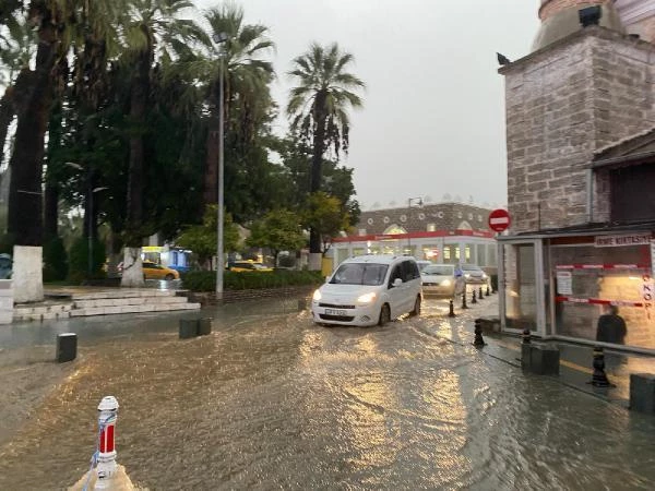 Bodrum'da sağanak; cadde ve sokaklar göle döndü