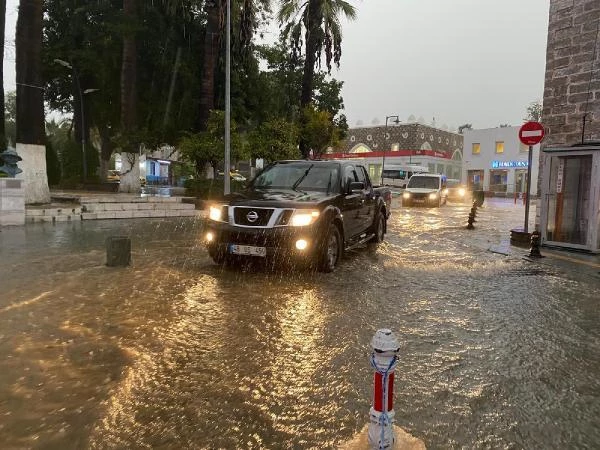 Bodrum'da sağanak; cadde ve sokaklar göle döndü