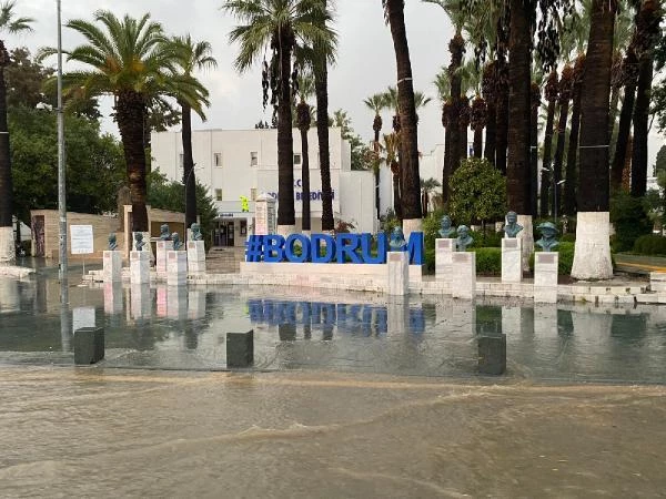 Bodrum'da sağanak; cadde ve sokaklar göle döndü