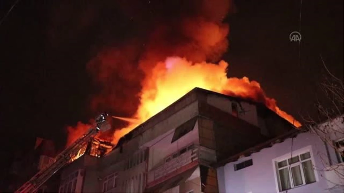 Son dakika haberleri: Çatı katında yangın çıkan binada hasar oluştu