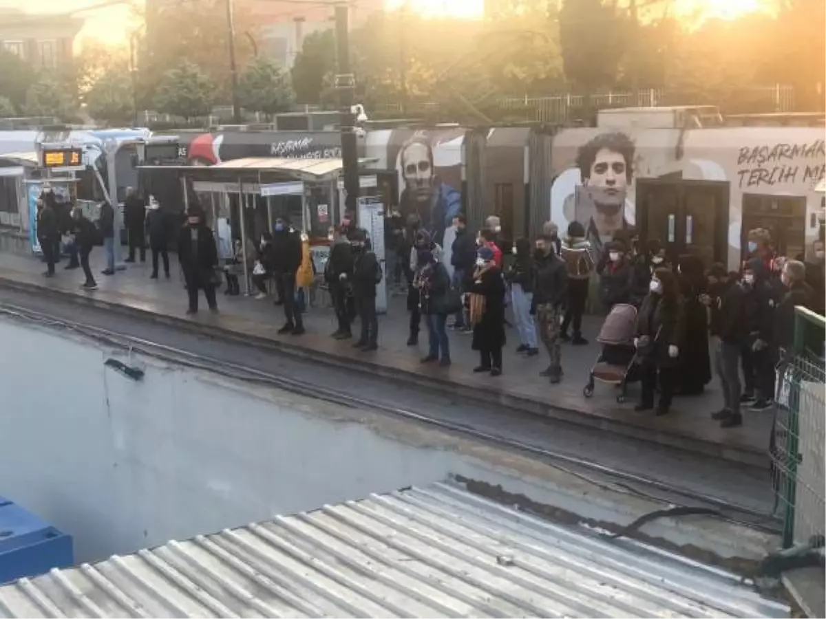 Cevizlibağ\'da metrobüs ve tramvaylarda yoğunluk