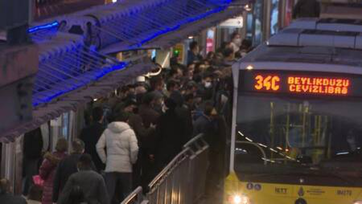 Cevizlibağ metrobüs durağında aynı manzara