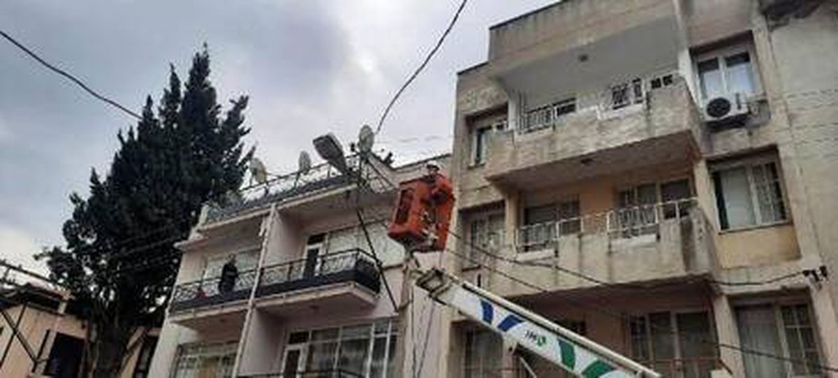 Elektrik tellerinde asılı kalan güvercin için seferber oldular