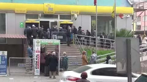 Hatay'da PTT şubesi önündeki kuyruklar korkutuyor Hatay'da PTT şubesi önündeki kuyruklar korkutuyor