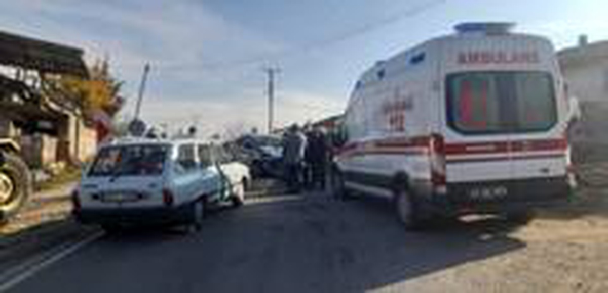 İki otomobil kafa kafaya çarpıştı: 1 yaralı