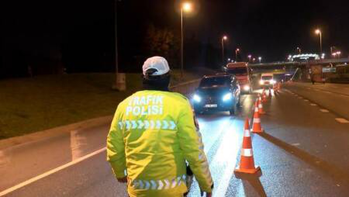 İSTANBUL\'DA SOKAĞA ÇIKMA KISITLAMASI DENETİMLERİ SÜRÜYOR