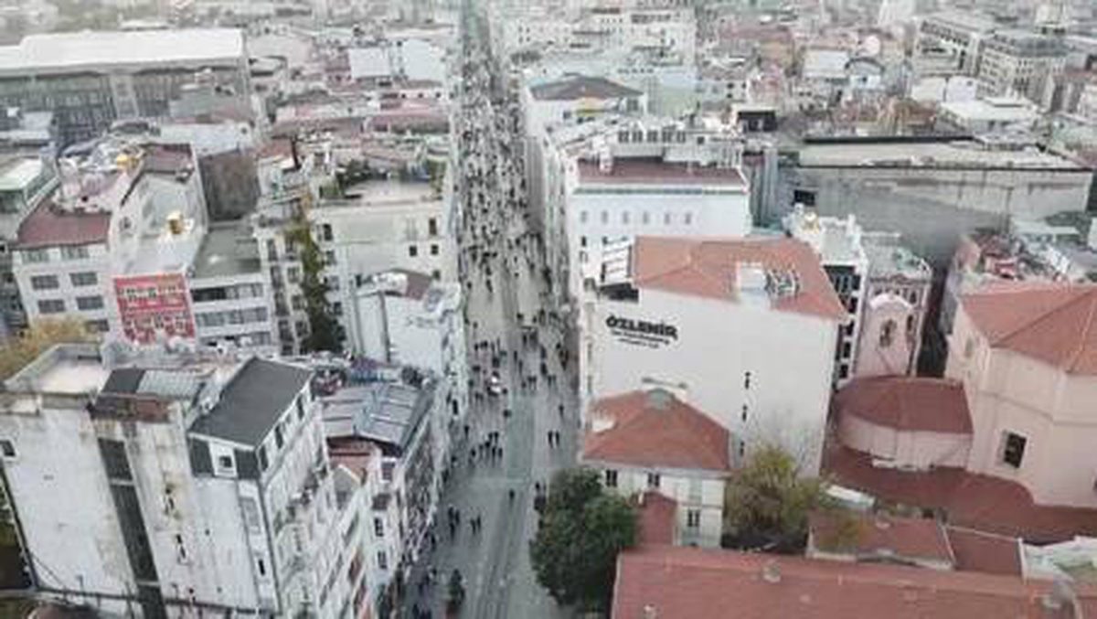 İstiklal Caddesi\'nde kısıtlama sonrası yoğunluk; 7 bin kuralına göre girişler bir süre kapatıldı (2)