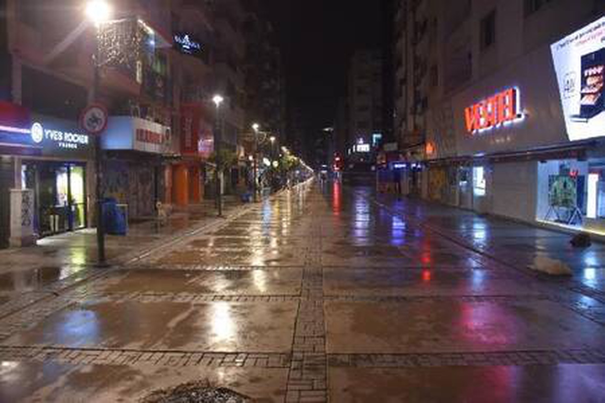 İzmir\'de sokağa çıkma kısıtlaması başladı, cadde ve sokaklar boş kaldı