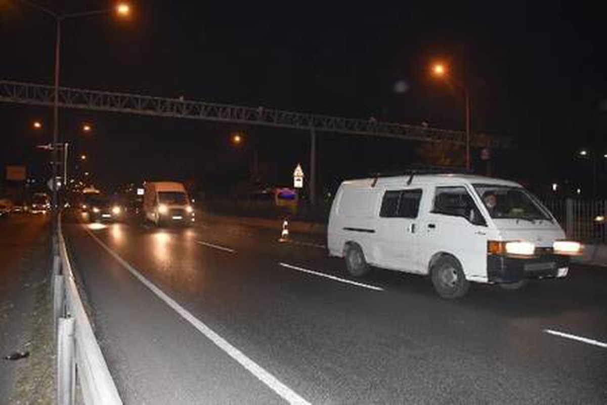 İzmir\'in cadde ve sokaklarında, kısıtlama sonrası hareketlilik